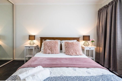 Executive 3 Bedroom Apartment + Internet + Parking - Accommodation Sunshine Coast 1