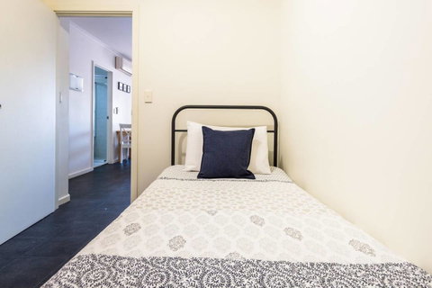 Executive 3 Bedroom Apartment + Internet + Parking - Accommodation Sunshine Coast 34