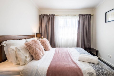 Executive 3 Bedroom Apartment + Internet + Parking - Accommodation Sunshine Coast 4