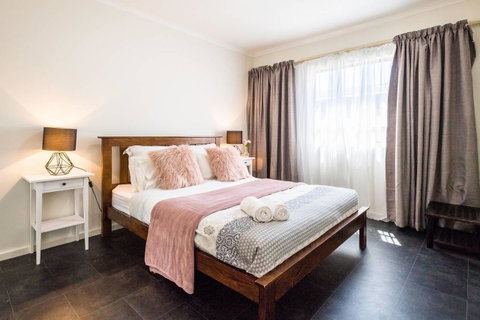 Executive 3 Bedroom Apartment + Internet + Parking - Accommodation Sunshine Coast 9
