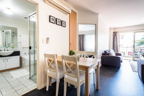 Executive 3 Bedroom Apartment + Internet + Parking - Accommodation Sunshine Coast 38