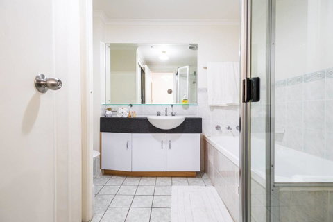 Executive 3 Bedroom Apartment + Internet + Parking - Accommodation Sunshine Coast 25