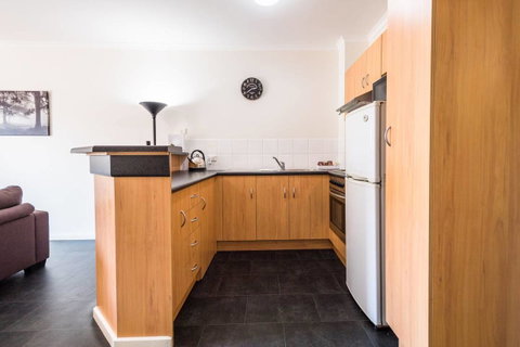 Executive 3 Bedroom Apartment + Internet + Parking - Accommodation Sunshine Coast 5