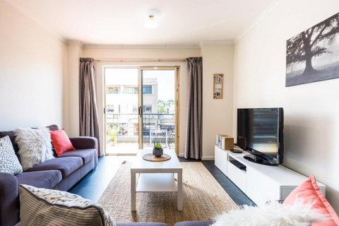 Executive 3 Bedroom Apartment + Internet + Parking - Accommodation Sunshine Coast 2