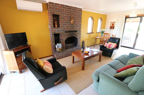 Linger Longer Vineyard - Accommodation Sunshine Coast 2