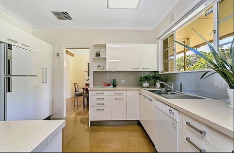 Stunning House With Beautiful Entertainment Area!! - Accommodation Sunshine Coast 10