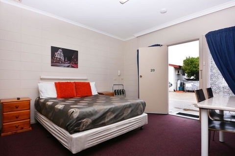 Motel Poinsettia - Accommodation Sunshine Coast 3