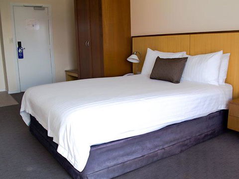 Ocean Beach Hotel - Accommodation Sunshine Coast 2