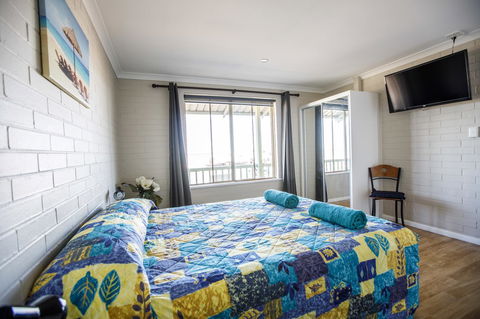Shark Bay Seafront Apartments - Accommodation Sunshine Coast 4