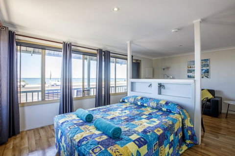 Shark Bay Seafront Apartments - Accommodation Sunshine Coast 16
