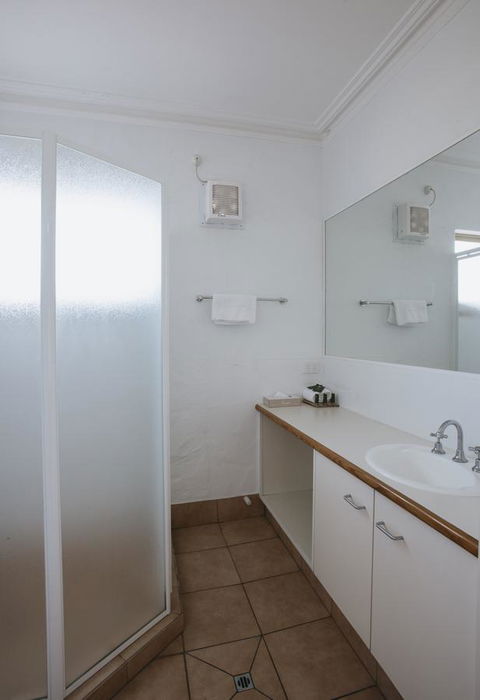 Canal Rocks Beachfront Apartments - Accommodation Sunshine Coast 6