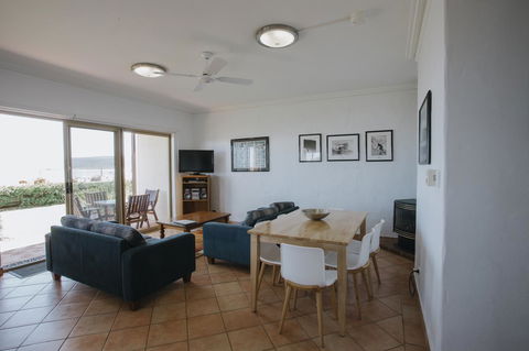 Canal Rocks Beachfront Apartments - Accommodation Sunshine Coast 8