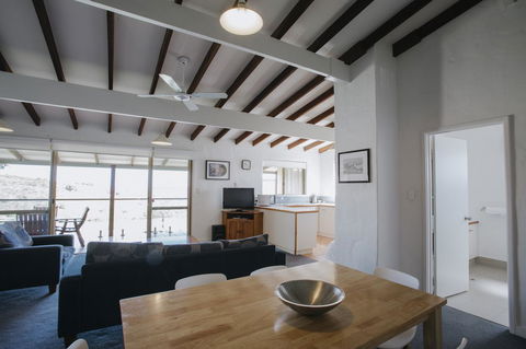 Canal Rocks Beachfront Apartments - Accommodation Sunshine Coast 16