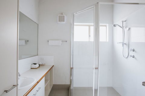 Canal Rocks Beachfront Apartments - Accommodation Sunshine Coast 1
