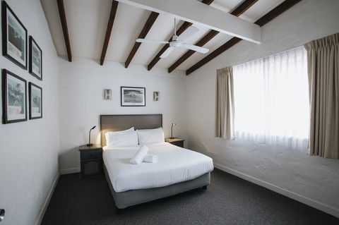 Canal Rocks Beachfront Apartments - Accommodation Sunshine Coast 3