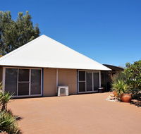 Osprey Holiday Village Unit 110 - Wake up to the birds in your 4 poster bed with a view - Accommodation Sunshine Coast