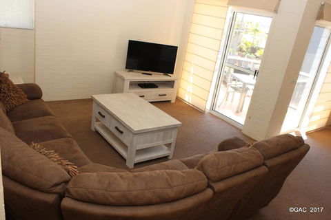 Mollymook Cove Apartments - Accommodation Sunshine Coast 14