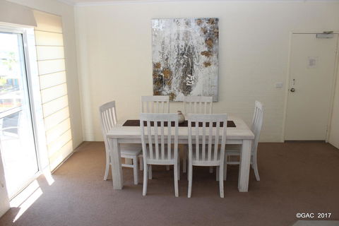 Mollymook Cove Apartments - Accommodation Sunshine Coast 13