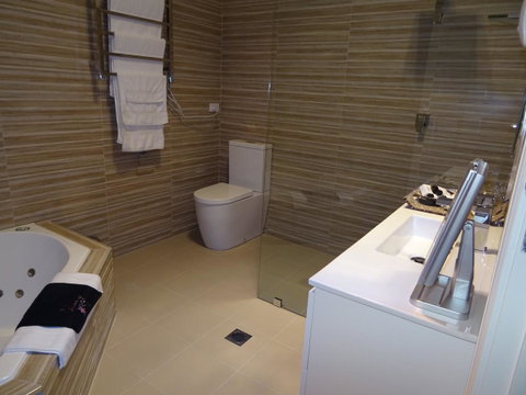 Romanz In The Valley (Luxury B&B) - Accommodation Sunshine Coast 9