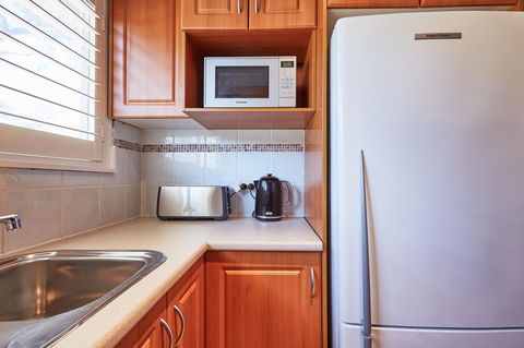 Bright And Spacious Family Home With Leafy Deck - Accommodation Sunshine Coast 19