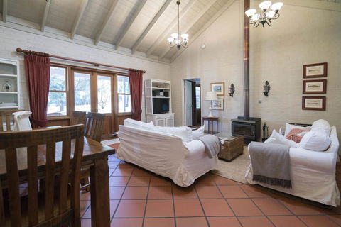 Thistle Hill Guesthouse - Walk To Many Wineries And Restaurants - Accommodation Sunshine Coast 32