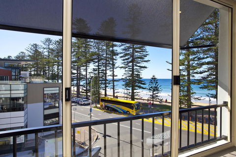 Manly Paradise Motel & Apartments - Accommodation Sunshine Coast 4