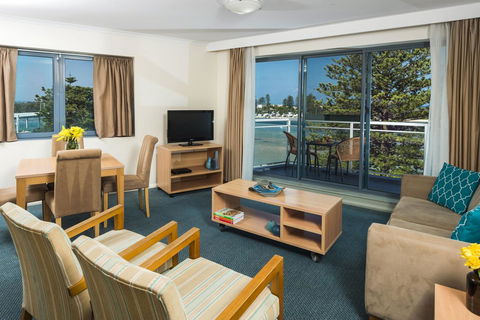 Oaks The Entrance Waterfront Suites - Accommodation Sunshine Coast 2