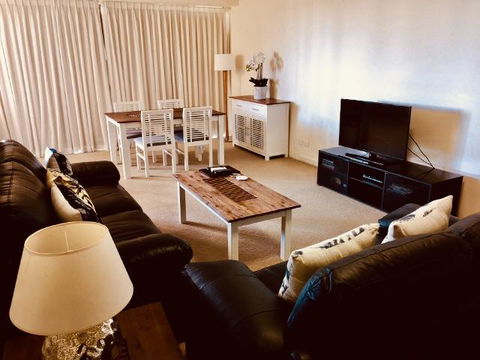 Boathouse Resort (Water Front) - Accommodation Sunshine Coast 5