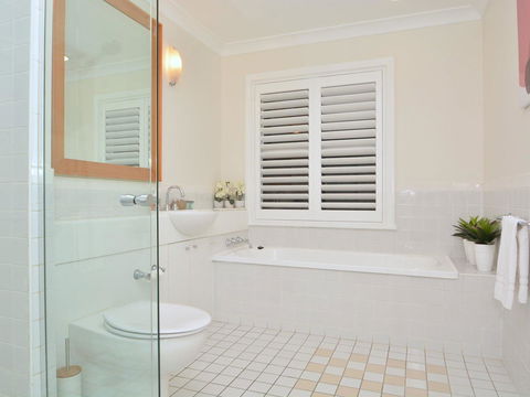 Villa De Saran Located Within Cypress Lakes - Accommodation Sunshine Coast 4