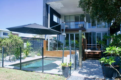 Casuarina Beachfront House - Hostie Properties - Accommodation Sunshine Coast 4