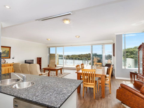 Regatta 13 - Accommodation Sunshine Coast 9