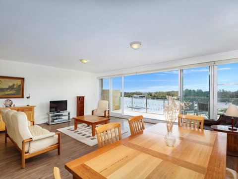 Regatta 13 - Accommodation Sunshine Coast 5