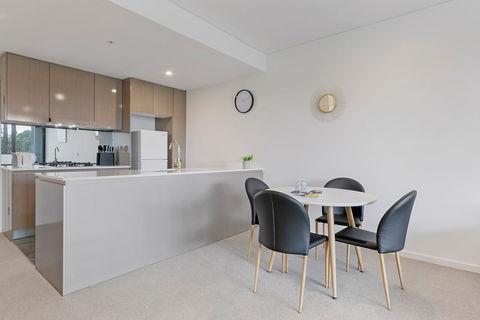 Stylish And Neat Two Bed Apartment In Wentworth Point - Accommodation Sunshine Coast 3