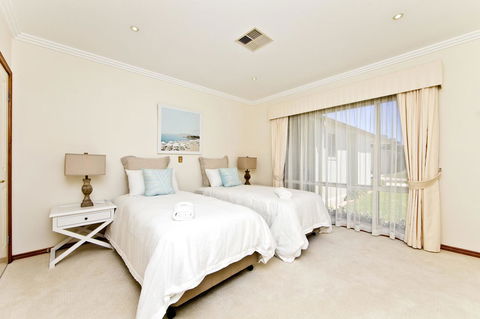 One Mile Mansion - Private Coastal Retreat FREE FAMILY ADVENTURE PASS - Accommodation Sunshine Coast 16
