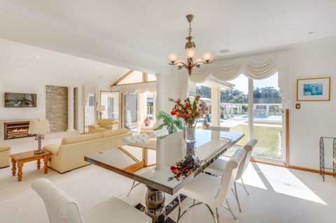 One Mile Mansion - Private Coastal Retreat FREE FAMILY ADVENTURE PASS - Accommodation Sunshine Coast 10