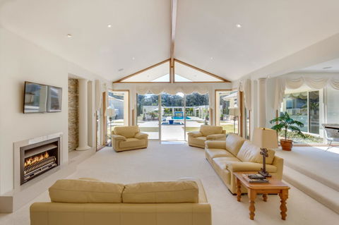 One Mile Mansion - Private Coastal Retreat FREE FAMILY ADVENTURE PASS - Accommodation Sunshine Coast 13