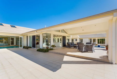 One Mile Mansion - Private Coastal Retreat FREE FAMILY ADVENTURE PASS - Accommodation Sunshine Coast 18