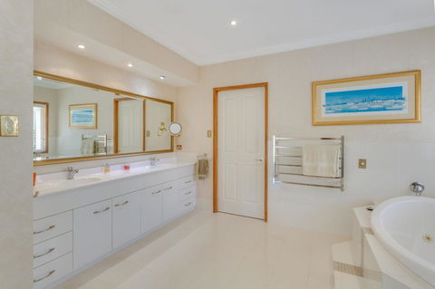 One Mile Mansion - Private Coastal Retreat FREE FAMILY ADVENTURE PASS - Accommodation Sunshine Coast 8