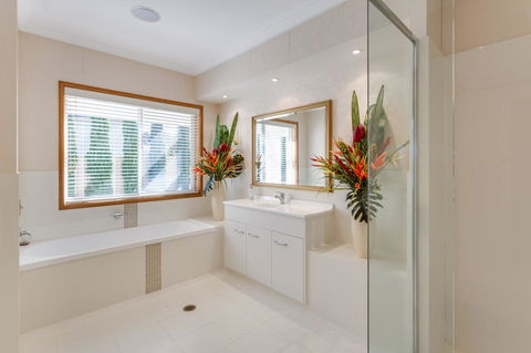 One Mile Mansion - Private Coastal Retreat FREE FAMILY ADVENTURE PASS - Accommodation Sunshine Coast 9