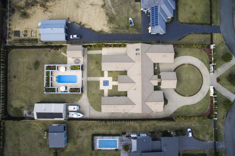 One Mile Mansion - Private Coastal Retreat FREE FAMILY ADVENTURE PASS - Accommodation Sunshine Coast 21