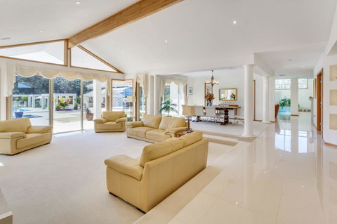 One Mile Mansion - Private Coastal Retreat FREE FAMILY ADVENTURE PASS - Accommodation Sunshine Coast 12