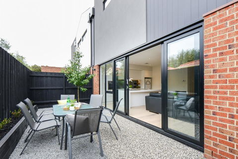 Boutique Stays-Murrumbeena Place 1 - Accommodation Sunshine Coast 3