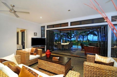 Bramston Beach - Luxury Holiday House - Accommodation Sunshine Coast 1