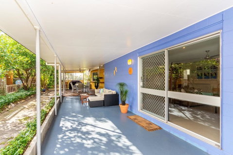 Bribie Beach House, Waterfront Directly Across The Road - Solander Esp, Banksia Beach - Accommodation Sunshine Coast 3