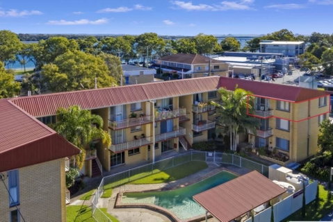 Bribie Beach King Bed Unit Overlooking Pool - Accommodation Sunshine Coast 1