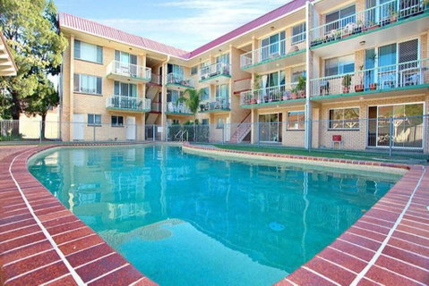 Bribie Beach King Bed Unit Overlooking Pool - Accommodation Sunshine Coast 0