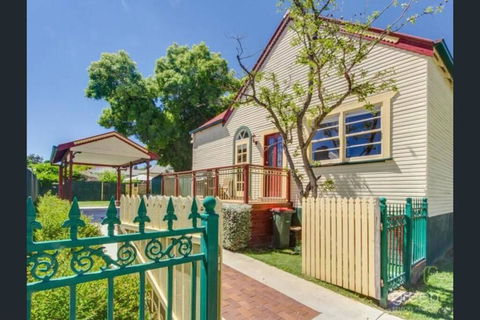 Bright 3-bedroom Apartment - Central Armidale - Accommodation Sunshine Coast 0