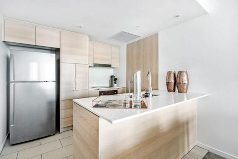 Broadbeach 2 Bedroom FREE WIFI, Netflix & Parking - Accommodation Sunshine Coast 3