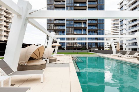 Broadbeach 2 Bedroom FREE WIFI, Netflix & Parking - Accommodation Sunshine Coast 2