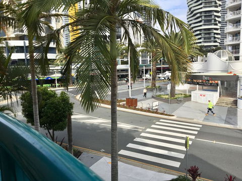 Broadbeach Private Apt With CHA - Accommodation Sunshine Coast 0